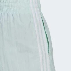 ADIDAS Essentials 3-Stripes Woven Short (Loose Fit) 13 ADIDAS Essentials 3-Stripes Woven Short (Loose Fit) -Regatta Verkoop essentials 3 stripes woven short loose fit 6