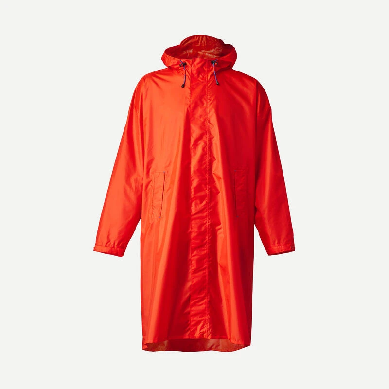 Quechua Regenponcho Voor Trekking MT900 Rood 75 Liter S/M 1 Quechua Regenponcho Voor Trekking MT900 Rood 75 Liter S/M